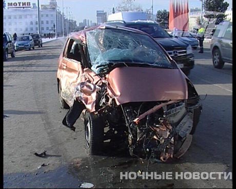 И вот опять! В центре Екатеринбурга, недалеко от мэрии, – крупное ДТП с пострадавшими. Одна из возможных причин – наледь на дороге 